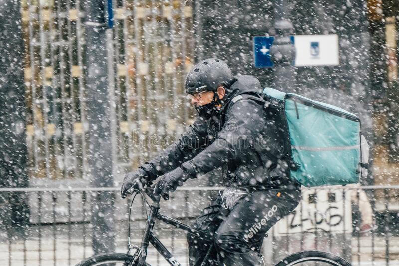 बरसात के मौसम में साइकिल चलाते समय क्या सावधानी बरतनी चाहिए?